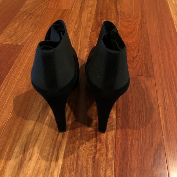 STUART WEITZMAN KILGORE SUEDE BOOTIE - NWT - Picture 3 of 3